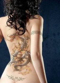ženské tetování na zádech 6