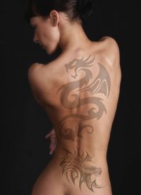 ženské tetování na zádech 8