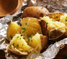 pečeni krumpir u pećnici u koru u foliji