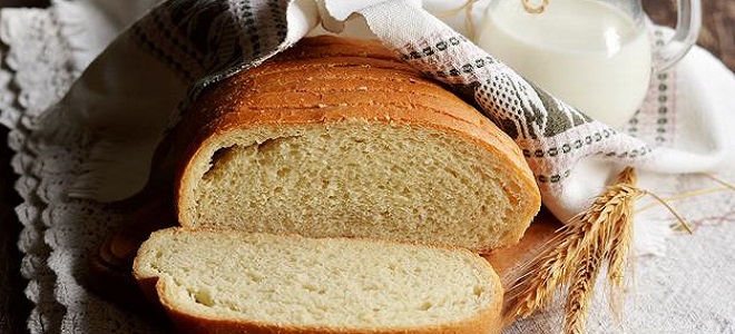 Biały chleb w kuchence mikrofalowej