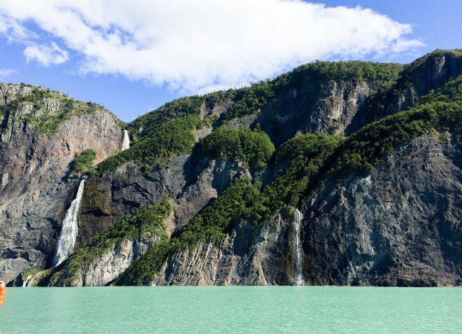 Водопады, спускающиеся с зеленых холмов, представляют собой потрясающее зрелище