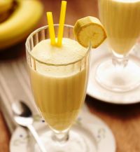 banánový koktejl s kakaem a mlékem
