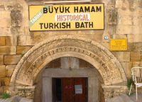 Старинный вход в бани Бюйюк-Хамам