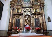 В центре алтаря изображение Девы де-ла Канделярия