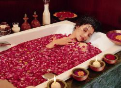 Как да си направите вана с розови листенца
