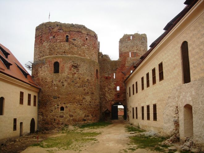 Двор Бауского замка