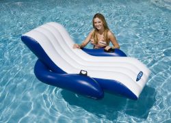 napihljiv plavalni ležalnik