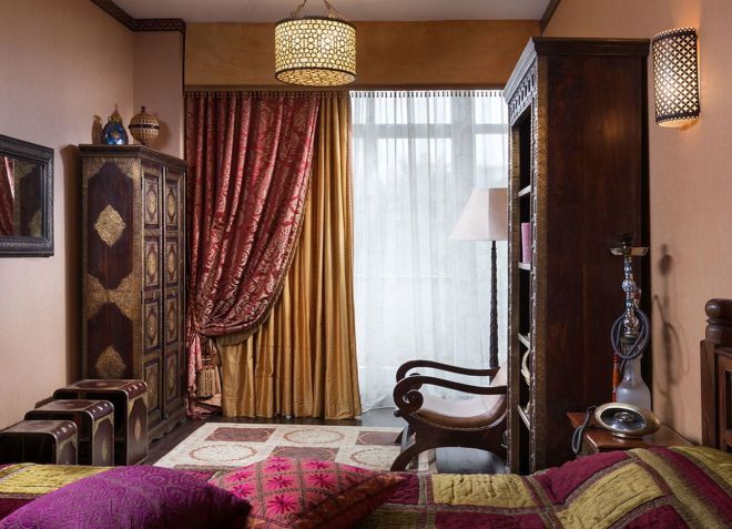 Красивите завеси в спалнята в стила на Арт Нуво