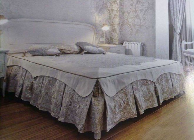 Posteljna postelja na postelji v sodobni spalnici