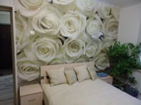 3. Фотогал хартия бели рози в интериор