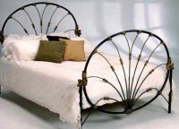Zasnova spalnice s kovanega železa posteljo -1