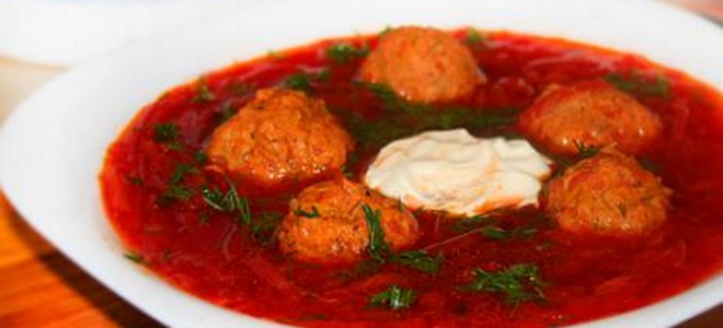 црвена супа са месним куглицама