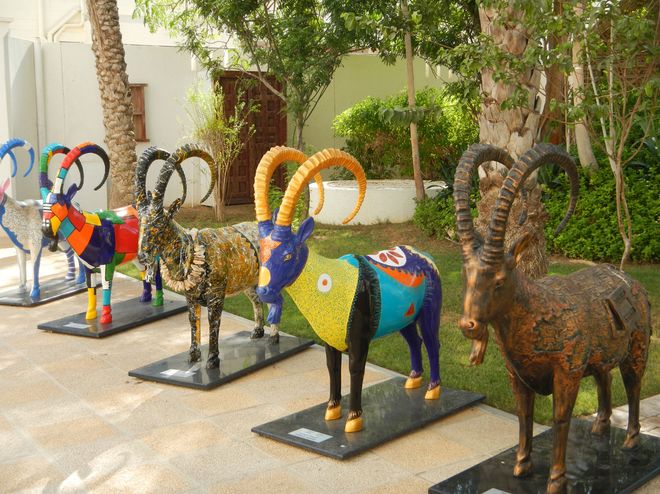 Разукрашенные горные козлы во дворе музея Бейт эль-Зубайр