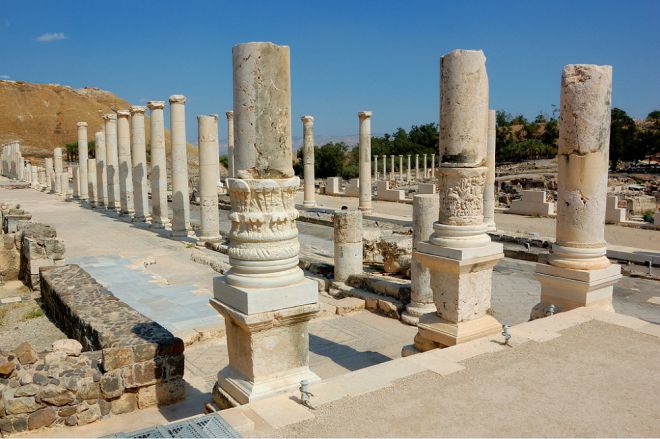 Улицы древнего города с колоннами