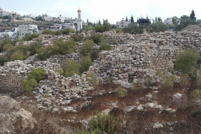 Остатки стен древнего города Бейтар