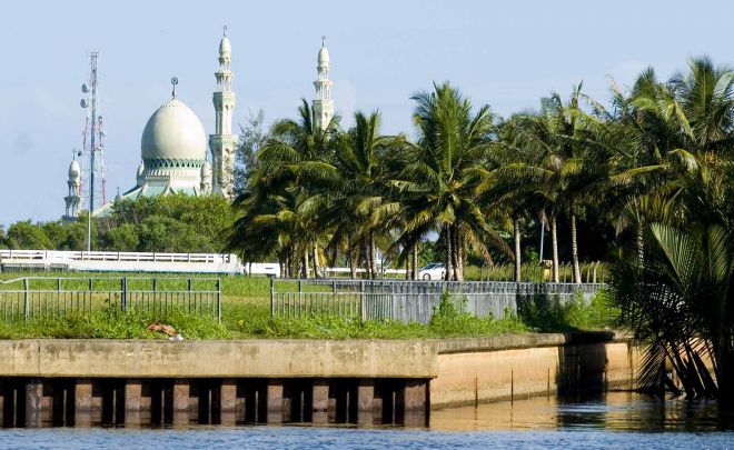 Вид на мечеть Kampong Pandan Mosque со стороны реки