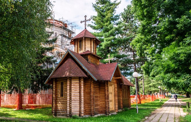 Деревянная церковь и небольшой парк