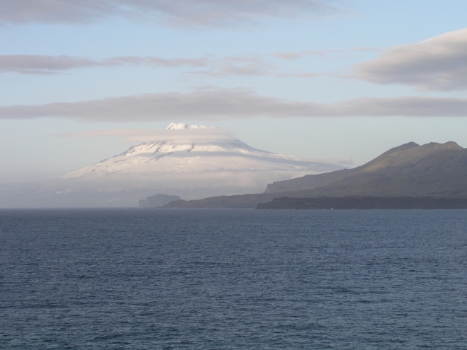 Вид на вулкан с моря