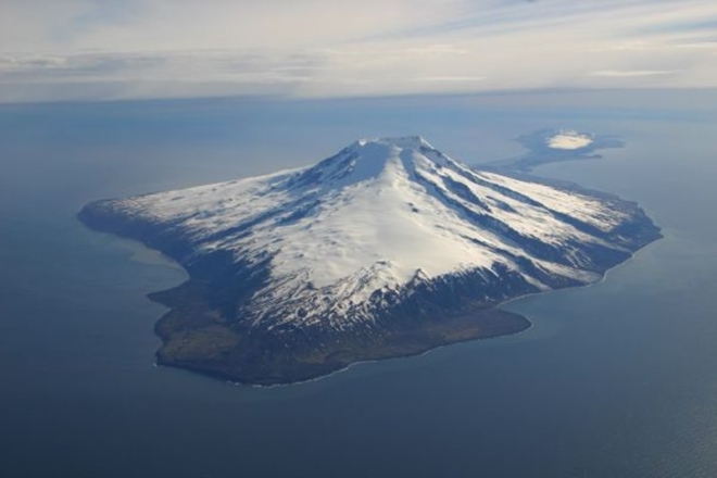 Остров Ян-Майен и венчающий его вулкан