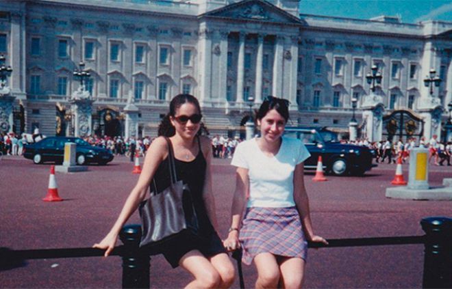 15-летняя Меган Маркл с подругой Нинаки Придди у Букингемского дворца