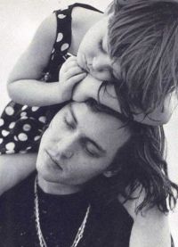 Джонни Депп с маленькой дочерью