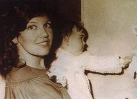 Маленькая Наталья Орейро с мамой