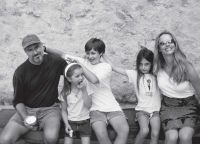 Стив Джобс, его жена Лорен Пауэлл и их совместные дети Рид, Эрин и Ив