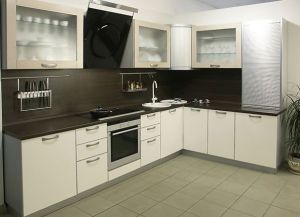 bela kuhinja s črnimi aparati 4