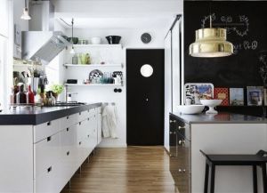 bela kuhinja s črno delovno površino 4