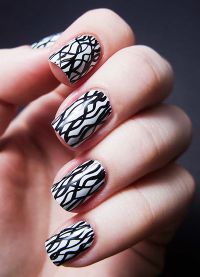 дизайн на ноктите в черно и бяло