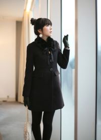černý kabát s kožešinovým límcem4