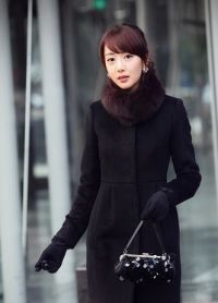 černý kabát s kožešinovým nápletem6
