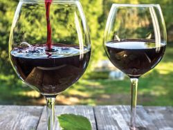 Domowe wino z czarnej porzeczki - prosty przepis