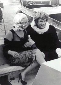 Marilyn Monroe v črnih čevljih čolnov