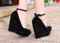 črni čevlji iz čevljev 4