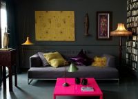Interiér obývacího pokoje s černou tapetou 1