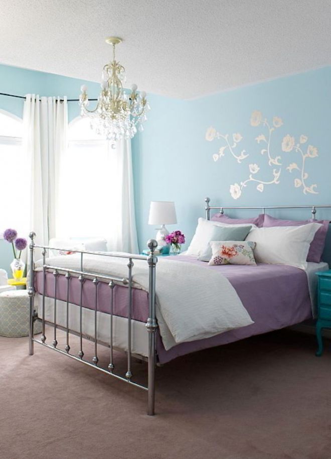 Liliowo-niebieska sypialnia