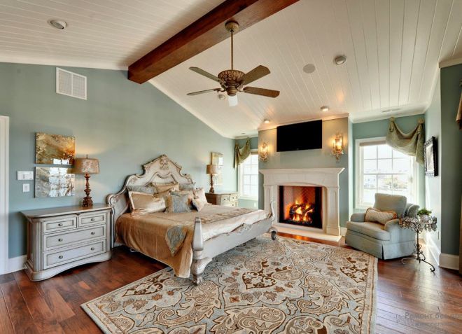 плава спаваћа соба класични декор
