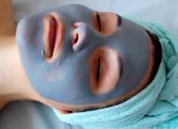modrá jílová maska ​​pro akné