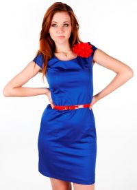Niebieska sukienka z czerwonym paskiem 3