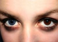 jak wyglądać brązowymi soczewkami na niebieskich oczach3