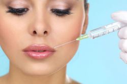 Botox injekcija na ustnicah