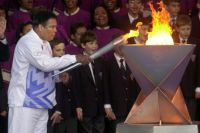 Мохаммад Али зажигает  олимпийский факел для Олимпийских игр 2002 года