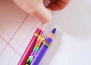 Гривни от ластици върху моливи 10