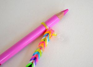 Гривни от ластици върху моливи 11