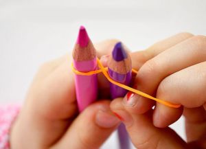 Гривни от ластици върху моливи 2