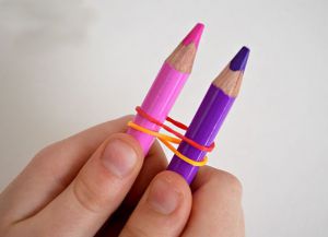 Гривни от ластици върху моливи 3