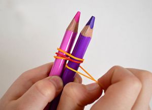 Гривни от ластици върху моливи 4