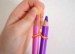 Гривни от ластици върху моливи 7