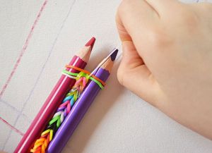 Гривни от ластици върху моливи 9